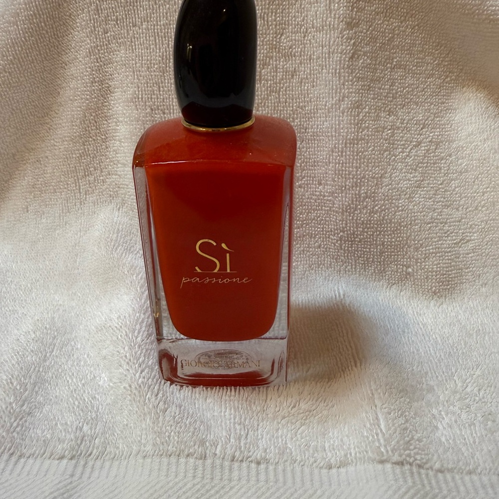 Red Women's Fragrance empty bottle only .
Giorgio Armani , Si bottle